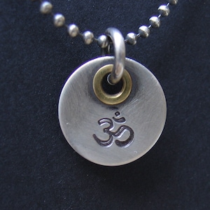 Colgante de plata de ley con dije de oro o latón Elija metal de círculo interior y símbolo estampado a mano Om lotus yin yang para collar pulsera