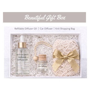 Puede incluir: Caja de regalo con una botella de aceite difusor rellenable, un difusor para coche y una bolsa de la compra de punto. La caja incluye el texto "Beautiful Gift Box". La bolsa está atada con un lazo dorado.