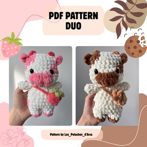 Peut inclure: Deux peluches de vache au crochet, une rose et blanche, l'autre marron et blanche. La vache rose a un sac fraise. Le texte indique "PDF PATTERN DUO" et "Pattern by Les_Peluches_d'Arca".