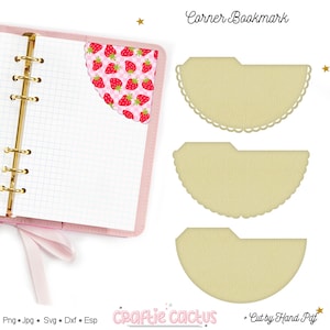 Op de afbeelding: Een roze planner met een hoekboekmerk met een aardbeienpatroon. Er worden drie extra beige hoekboekmerken weergegeven. De tekst "Corner Bookmark" staat bovenaan. De afbeelding bevat ook de tekst "Craftie Cactus".