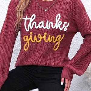 Suéter de cuello redondo con gráfico de letras de agradecimiento de sándalo rojo I AM A Fashion Junky