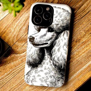 Puede incluir: Una funda de teléfono blanca con una ilustración en blanco y negro de un caniche. La funda del teléfono tiene un recorte para el objetivo de la cámara con cuatro círculos negros.