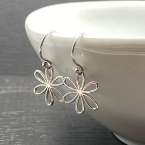 Daisy Earrings, Sterling Silver Daisy Flower Earrings Gifts for Women, Silver Flower Dangle Earrings, Simple Dainty Earrings