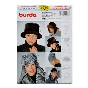 Puede incluir: Un patrón Burda para sombreros y gorras. El patrón presenta varios estilos de sombreros, incluyendo un cloché, un sombrero de piel, un fedora, un gorro y una gorra de béisbol. El patrón incluye medidas de circunferencia de la cabeza en centímetros.