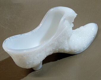 Vintage Fenton Art Glass Slipper Cat Face White Milk Glass With Daisy Pattern! Antique Collectible!