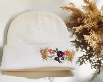 Gorro "Enamórate" - Diseño otoñal bordado a mano