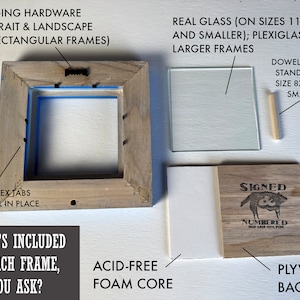 K&ouml;nnte beinhalten: Ein Holzbildrahmen mit einer Glasfront, s&auml;urefreiem Schaumkern und einer Sperrholzr&uuml;ckseite. Der Rahmen enth&auml;lt Aufh&auml;ngevorrichtungen, Metall-Flex-Laschen und einen D&uuml;bel zum Freistehen. Der Rahmen ist signiert und nummeriert.