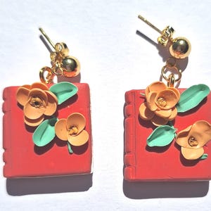 Orecchini floreali a forma di libro, realizzati a mano in pasta polimerica