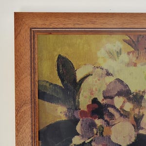 Peut inclure: Impression florale encadr&eacute;e aux tons chauds. L'&oelig;uvre pr&eacute;sente un gros plan d'un bouquet de fleurs dans des tons de jaune, de violet et de rouge. Le cadre en bois ajoute une touche classique.