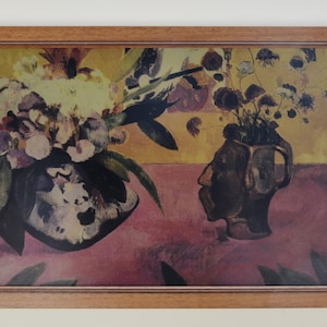 Peut inclure: Peinture de nature morte florale encadr&eacute;e. L'&oelig;uvre pr&eacute;sente deux vases remplis de fleurs, sur un fond jaune et rose. La peinture est encadr&eacute;e dans un cadre en bois.