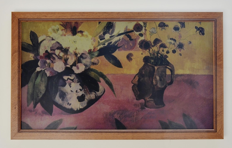 Peut inclure: Peinture de nature morte florale encadr&eacute;e. L'&oelig;uvre pr&eacute;sente deux vases remplis de fleurs, sur un fond jaune et rose. La peinture est encadr&eacute;e dans un cadre en bois.
