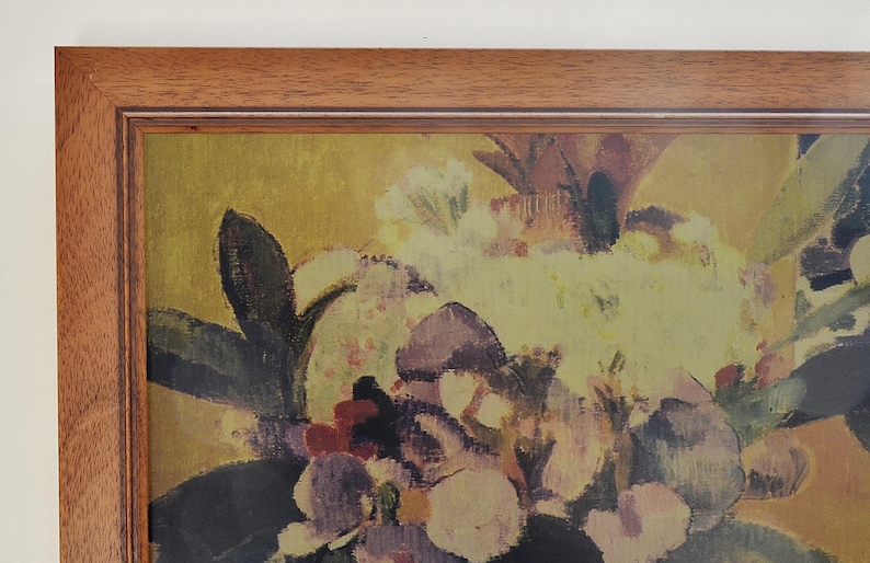 Peut inclure: Impression florale encadr&eacute;e aux tons chauds. L'&oelig;uvre pr&eacute;sente un gros plan d'un bouquet de fleurs dans des tons de jaune, de violet et de rouge. Le cadre en bois ajoute une touche classique.