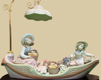 Lladró Flowers Forever 5966 Rare Retired Porcelain Figurine includes Wooden Base and Box