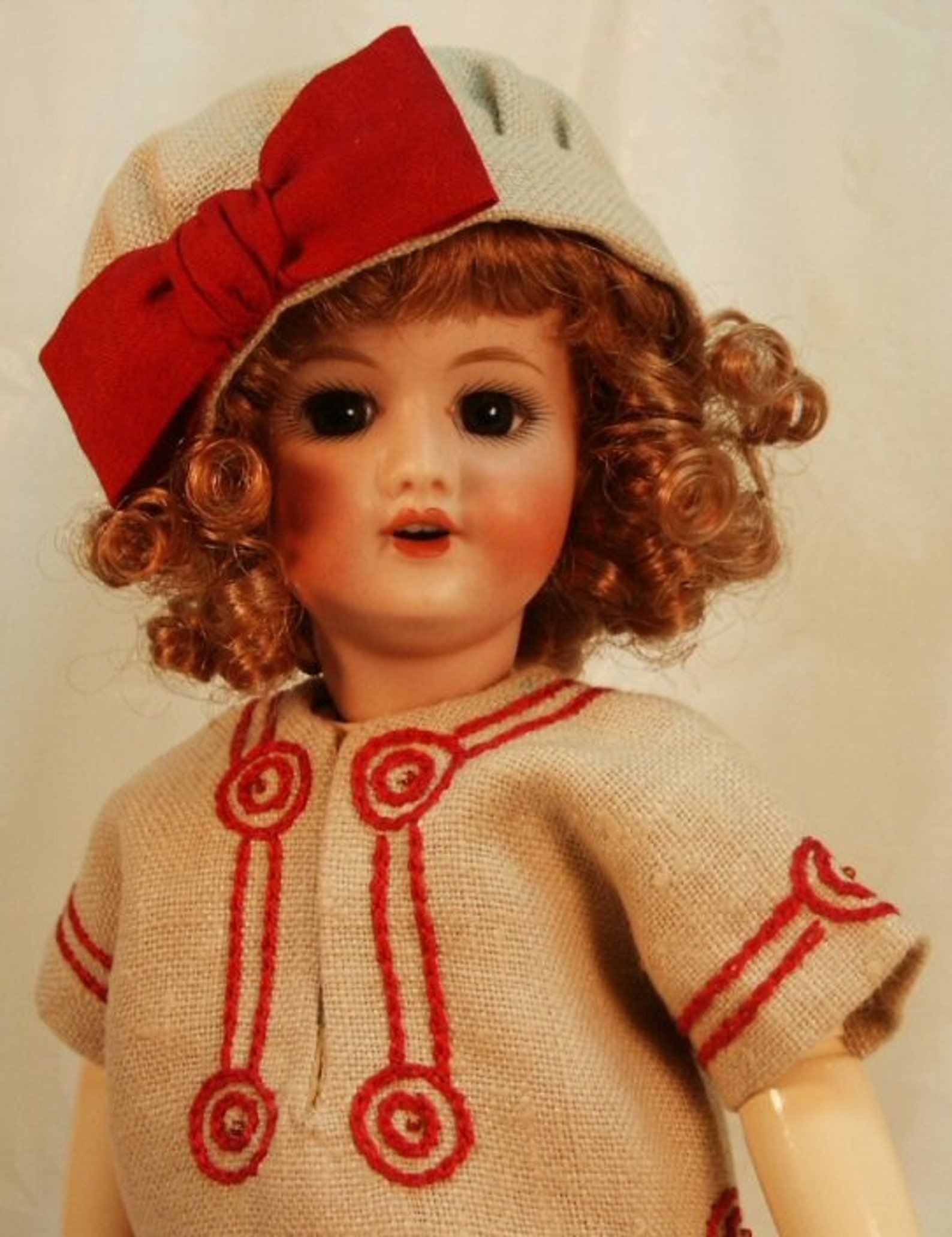 Jolie petite robe ancienne de bébé, brodée , poupée