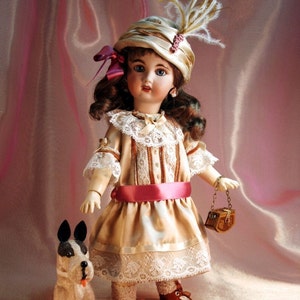 Jolie petite robe ancienne de bébé, brodée , poupée