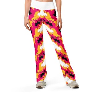 Energiegeladenes Splash-Muster in Rot und Orange – Flared Leggings Damen, High Waist Schlaghose, Rave Festival Outfit und Y2K Streetwear