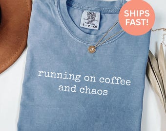 Maglietta Comfort Colors® Running On Coffee And Chaos Maglietta divertente con caffeina Maglietta Mom Life Maglietta mamma stanca Regalo per gli amanti del caffè Maglietta Caffè