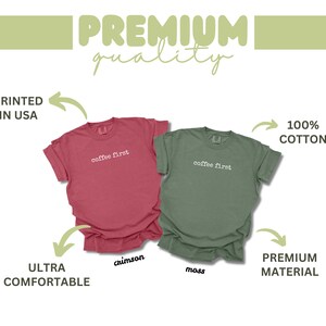 Puede incluir: Dos camisetas de manga corta, una carmes&iacute; y otra verde musgo, con el texto "coffee first" impreso en la parte delantera. Las camisetas est&aacute;n etiquetadas como 100% algod&oacute;n, ultra c&oacute;modas y de material premium. Tambi&eacute;n se ve el texto "Printed in USA".