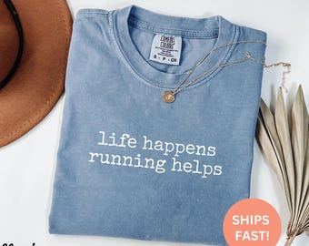 Comfort Colors® Life Happens Hilfe Shirt, Läufer Geschenk, Fitness Motivation, Jogging Inspiration, Trendy Damen Tshirt, Marathon