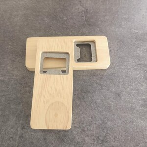 Peut inclure: Deux ouvre-bouteilles en bois de forme rectangulaire. L'un des ouvre-bouteilles est détaché, révélant le mécanisme d'ouverture en métal. Le bois a une finition claire et naturelle. Les ouvre-bouteilles sont conçus pour une ouverture facile des bouteilles.