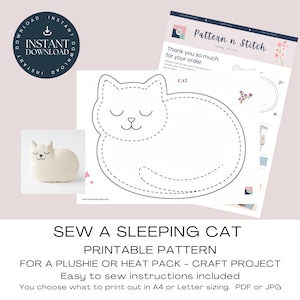 Könnte beinhalten: Ein weißes Plüschkatzenspielzeug neben einer druckbaren Vorlage für eine schlafende Katze. Die Vorlage enthält eine Katzenumriss, Anweisungen und den Text "SEW A SLEEPING CAT PRINTABLE PATTERN". Das Bild enthält auch den Text "INSTANT DOWNLOAD".