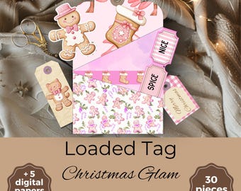 Puede incluir: Una etiqueta cargada con temática navideña con diseños de hombre de jengibre y medias. La etiqueta incluye el texto "Loaded Tag Christmas Glam", "Merry Christmas" y "Spice". La etiqueta es rosa y blanca con una etiqueta de hombre de jengibre y oso.