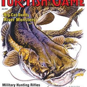 Puede incluir: La portada de la revista "Fur-Fish-Game", número de julio de 2022, presenta una ilustración detallada de un gran pez gato con otros peces. El título de la revista está en rojo y blanco, con texto adicional sobre caza y pesca.