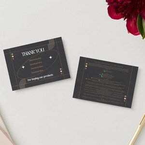 Könnte beinhalten: Zwei schwarze Dankeskarten mit goldenen Akzenten und Text. Eine Karte zeigt "THANK YOU" und "Download Here"-Aufforderungen. Die andere Karte zeigt detaillierten Text und Designelemente. Ein goldener Stift und ein rosa-weißes Notizbuch sind ebenfalls sichtbar.