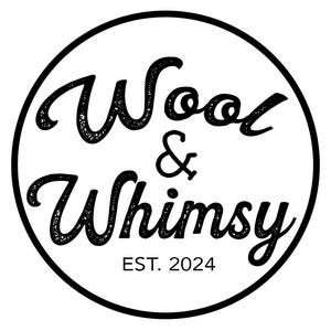 Peut inclure: Logo noir et blanc circulaire avec l'inscription "Wool & Whimsy" en police script textur&eacute;e. Le texte "EST. 2024" est plac&eacute; en dessous du texte principal, &agrave; l'int&eacute;rieur du cercle.