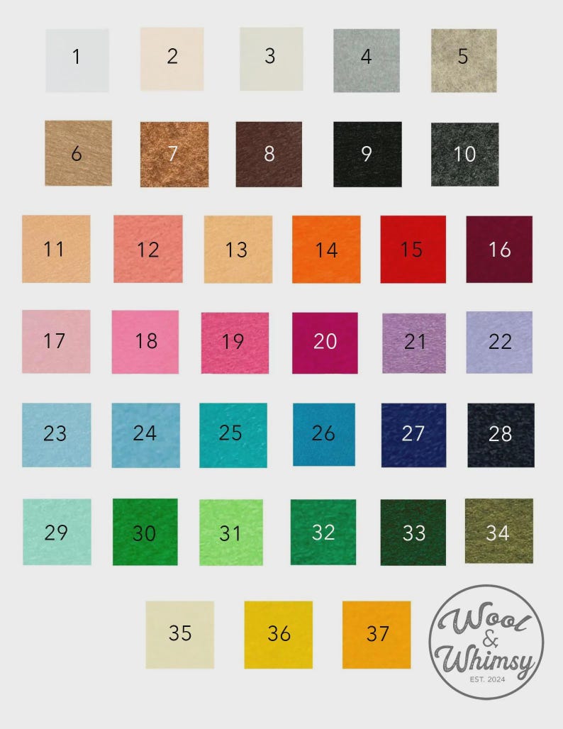 Peut inclure: Un nuancier avec 37 carr&eacute;s num&eacute;rot&eacute;s de diff&eacute;rentes couleurs, dont blanc, beige, rose, orange, vert et bleu. Le logo "Wool & Whimsy" est en bas &agrave; droite, avec le texte "EST. 2024".
