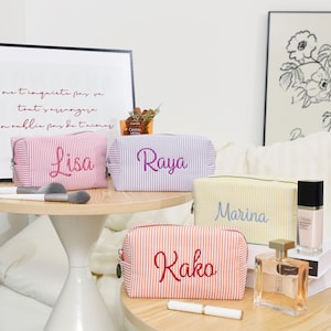 Trousse de maquillage en seersucker avec nom brodé, Trousse de maquillage pour cadeau de fête de mariage, Trousse de rangement pour produits de beauté, Trousse de maquillage en seersucker rayé, Trousse de maquillage de voyage
