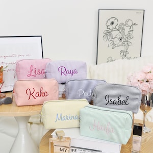 Benutzerdefinierte Seersucker Make-up-Tasche, gestickte Name Seersucker Make-up-Tasche, Brautparty Geschenk Make-up-Tasche, kosmetische Aufbewahrungstasche, Reise-Make-up-Tasche