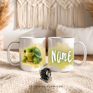 Könnte beinhalten: Weiße Keramiktasse mit einer Illustration einer grünen Schildkröte und dem Namen "Name". Das Design hat einen gelben Aquarellhintergrund. Die Tasse hat einen Standardgriff.