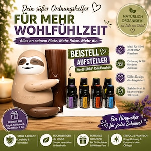 Könnte beinhalten: Ein beigefarbener Halter in Faultier-Optik für 15ml doTERRA ätherische Ölflaschen mit braunem Baumstamm-Design. Das Display enthält acht kleine dunkle Glasflaschen mit Etiketten wie Lavender, Wild Orange, On Guard und ZenGest auf einer weißen Basis. Das Bild enthält Text wie 'Dein süßer Ordnungshelfer' und 'BEISTELL AUFSTELLER'.