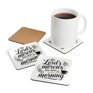 Könnte beinhalten: Satz mit vier quadratischen Untersetzern mit weißem Hintergrund und schwarzem Text, der "The Lord's mercies are new every morning" lautet. Der Text ist von grünen Blättern und einer kleinen Kaffeetassengrafik umgeben. Die Untersetzer haben einen schwarzen Rand.