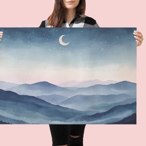 Póster enrollable de paisaje nocturno de montaña brumosa: arte mural con luna creciente y cielo estrellado, impresión relajante para dormitorio, habitación infantil o espacio de meditación.