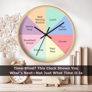 Op de afbeelding: Een ronde wandklok met een licht houten frame en een kleurrijk verdeelde wijzerplaat. De wijzerplaat is verdeeld in secties met labels voor dagelijkse activiteiten. De tekst "Time-Blind? This Clock Shows You What's Next-Not Just What Time It Is" staat onderaan.