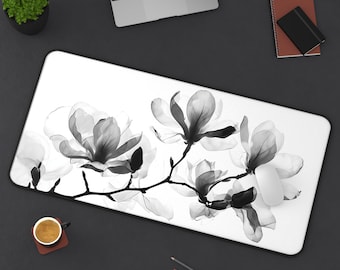 Alfombrilla de escritorio floral en blanco y negro Magnolia para ratón, ideal para la oficina o el hogar / Alfombrilla de escritorio minimalista con un elegante estilo de tinta