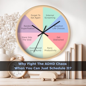 Può includere: Un orologio da parete rotondo con una cornice in legno chiaro e un quadrante colorato diviso in sezioni a forma di torta, ciascuna etichettata con un'attività correlata all'ADHD. Le lancette dell'orologio sono nere. Il testo "Why Fight The ADHD Chaos When You Can Just Schedule It?" è in basso.