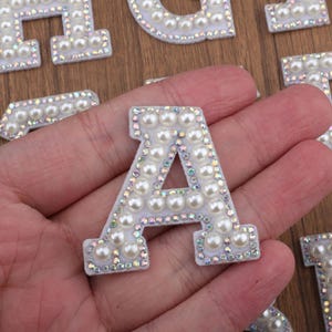 Parches con letras de 4,5 cm, color blanco perlado, plateado, con diamantes de imitación y brillo, para coser o planchar, con forma de corazones, coronas y mariposas, para bordar en ropa