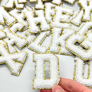 Parches de letras de chenilla para planchar en la ropa, de 5,5 cm, con ribete dorado, perfectos para pegar en bolsos, portátiles o libros.