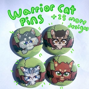 Op de afbeelding: Vier ronde pinnen met cartoon-strijderkatten met groene, bruine en rode vacht. De pinnen zijn geplaatst tegen een groene achtergrond met bruine boomstammen. De tekst "Warrior Cat Pins + 28 more designs" is geschreven in een kleurrijk, speels lettertype.
