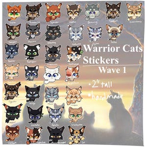 Op de afbeelding: Een set van 5 cm hoge, handgemaakte Warrior Cats-stickers met verschillende personages uit de boekenreeks. De stickers zijn gedrukt op een witte achtergrond en hebben verschillende kleuren, waaronder oranje, bruin, zwart, wit en grijs. De stickers zijn gerangschikt in een rasterpatroon en zijn gelabeld met de namen van de personages.