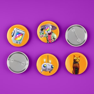 Könnte beinhalten: Sechs runde orangefarbene und silberne Knöpfe mit verschiedenen Bildern. Die Bilder zeigen einen Roboter, eine Katze, eine Videospielkonsole und eine Person mit Hut und Blumenhemd.