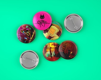 Puede incluir: Un conjunto de siete pines redondos con varios diseños. Los pines presentan imágenes del videojuego Stray, incluyendo un gato, un robot y una escena de ciudad. Los pines son plateados con un diseño en blanco y negro.