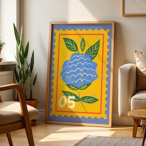 Puede incluir: Una impresi&oacute;n art&iacute;stica enmarcada con una flor azul estilizada sobre un fondo amarillo, que se asemeja a un sello postal. La impresi&oacute;n tiene un borde azul y un marco de madera. El n&uacute;mero "05" es visible en el tallo de la flor. La obra de arte se exhibe en interiores.