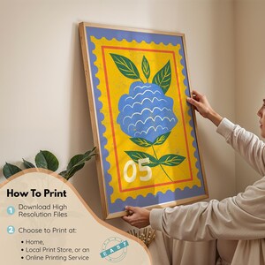 Puede incluir: Una impresi&oacute;n art&iacute;stica enmarcada con una ilustraci&oacute;n de una flor azul sobre un fondo amarillo, hojas verdes y el n&uacute;mero "05". La impresi&oacute;n tiene un borde azul y est&aacute; en un marco de madera. La imagen tambi&eacute;n incluye texto sobre opciones de impresi&oacute;n.