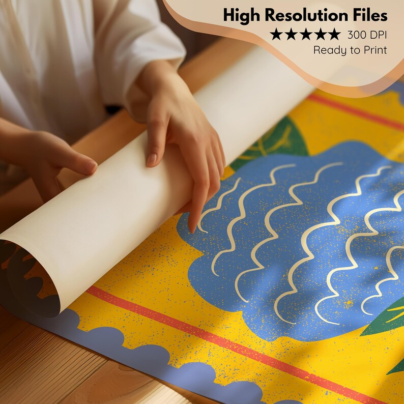 Puede incluir: Una impresi&oacute;n enrollada de color blanquecino con el texto "High Resolution Files" y "Ready to Print". La impresi&oacute;n presenta un dise&ntilde;o colorido con formas azules onduladas, fondo amarillo y detalles rojos y verdes. La impresi&oacute;n se est&aacute; desenrollando sobre una superficie de madera.