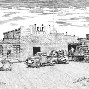 Può includere: Un disegno a penna e inchiostro in bianco e nero di un edificio in mattoni con le lettere "GLF" sul lato. C'è un camion parcheggiato davanti all'edificio e un mucchio di sacchi nella parte posteriore del camion. Il disegno è intitolato "Quiet Times" ed è firmato dall'artista.