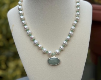 Süsswasserperlen mit Zwischenperlen aus Jade und einem unbehandelten Aquamarin-Beryll.